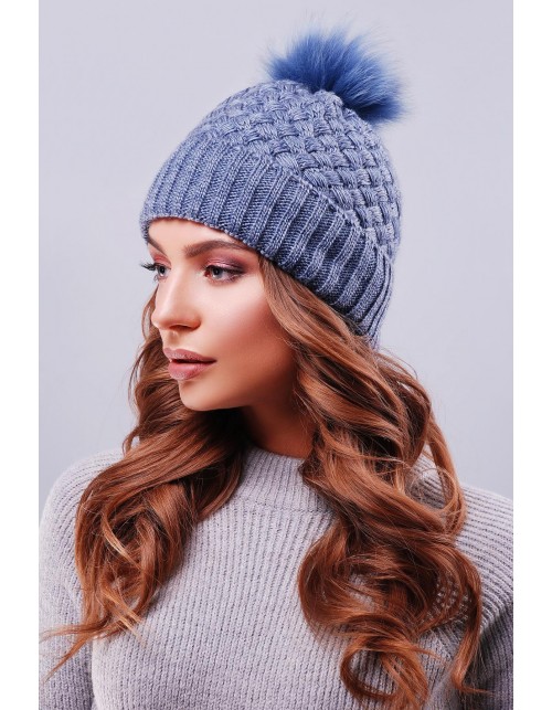 Жіноча шапка сірого кольору з відворотом і пишним пампоном