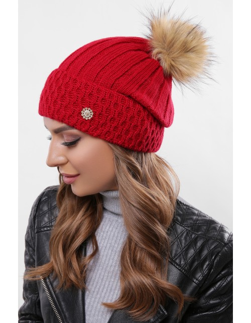Жіноча шапка червоного кольору з бубоном і стильною фурнітурою