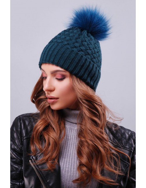 Жіноча шапка темно-зеленого кольору з відворотом і пишним пампоном