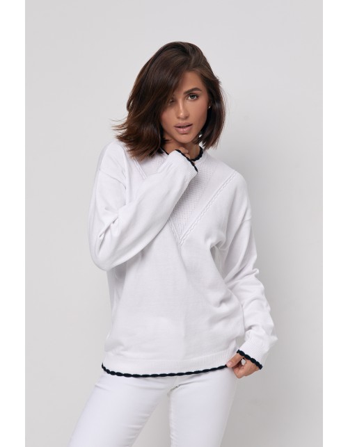 Вязаный женский джемпер молочного цвета с ажуром на манжетах