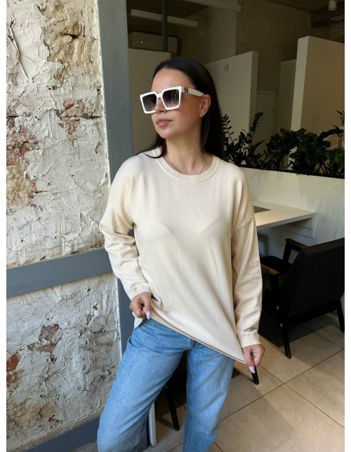 Вязаный женский джемпер в бежевом оттенке с круглым вырезом горловины