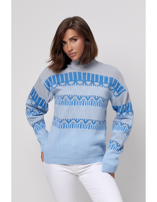 Вязаный женский свитер голубого цвета с геометрическим орнаментом