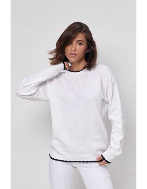 Вязаный женский джемпер молочного цвета с ажуром на манжетах