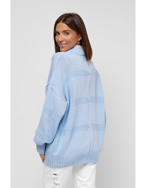 Вязаный женский свитер голубого цвета с воротником стойка