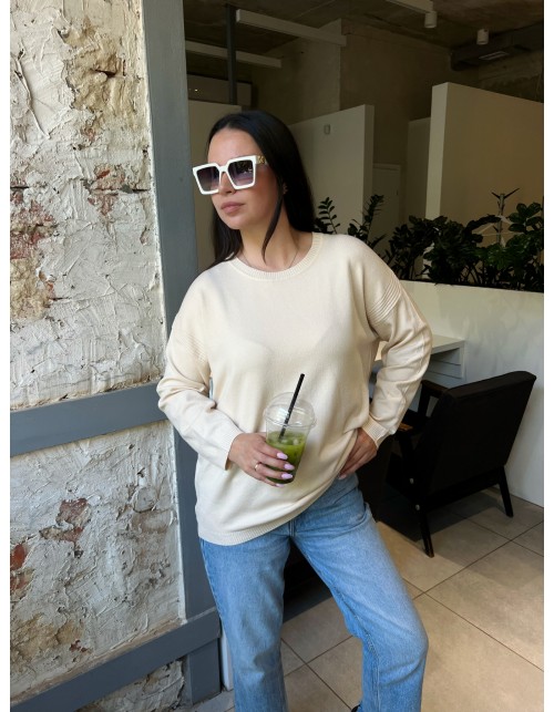 Вязаный женский джемпер в бежевом оттенке с круглым вырезом горловины