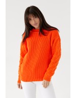 Зручний светр оранжевого кольору з гарними елементами