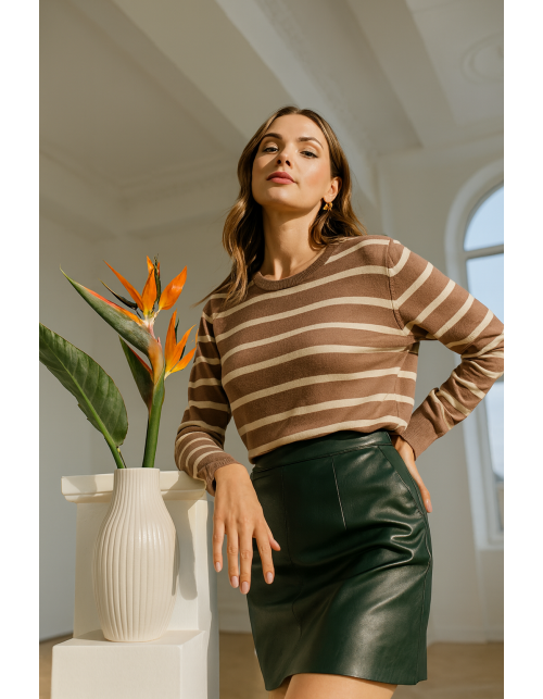 Женский джемпер бежевого цвета в горизонтальную полоску