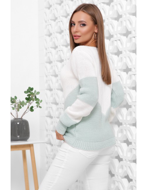 Жіночий светр біло-м’ятного кольору з красивими елементами в’язання