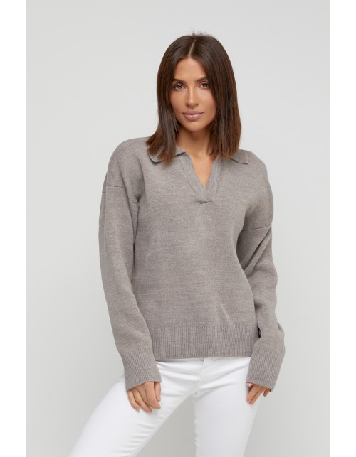 Вязаный женский свитер цвета кофе в стиле поло