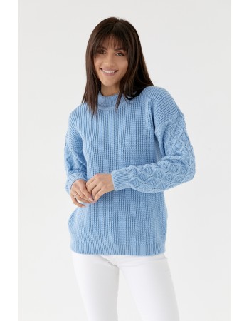 Зручний светр блакитного кольору з гарними елементами