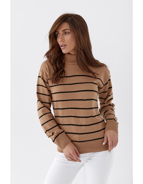 Стильный вязаный женский свитер бежевого цвета в полоску