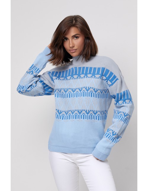Вязаный женский свитер голубого цвета с геометрическим орнаментом