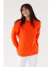Зручний жіночий светр оранжевого кольору з гарними елементами