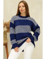 Стильный свитер темно-синего цвета свободного кроя в полоску