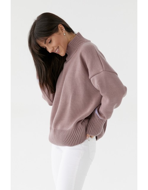 Стильний жіночий светр кольору фрез вільного крою з коміром стійка