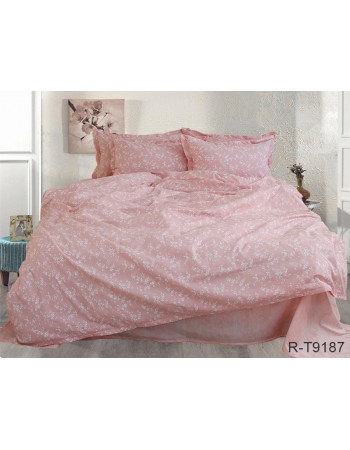 Постель двуспальная розового цвета с узором цветов