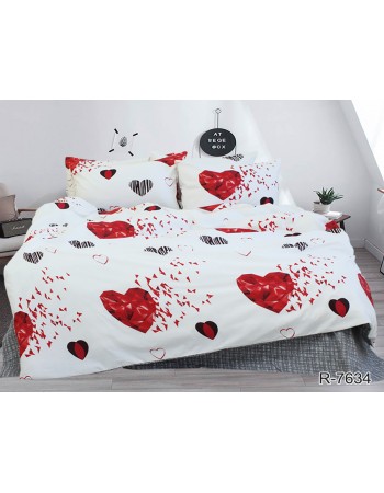 Постель двуспальная белого цвета с сердечками
