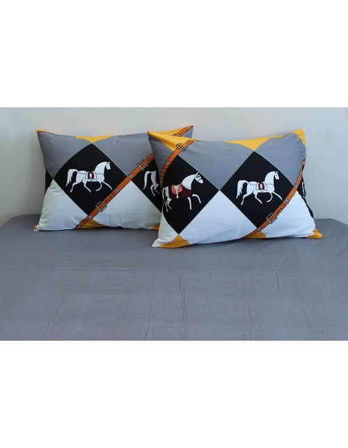 Полуторний комплект постільної білизни у шахову клітку з конем, Сатин люкс